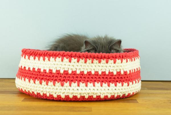 Crochet cat basket