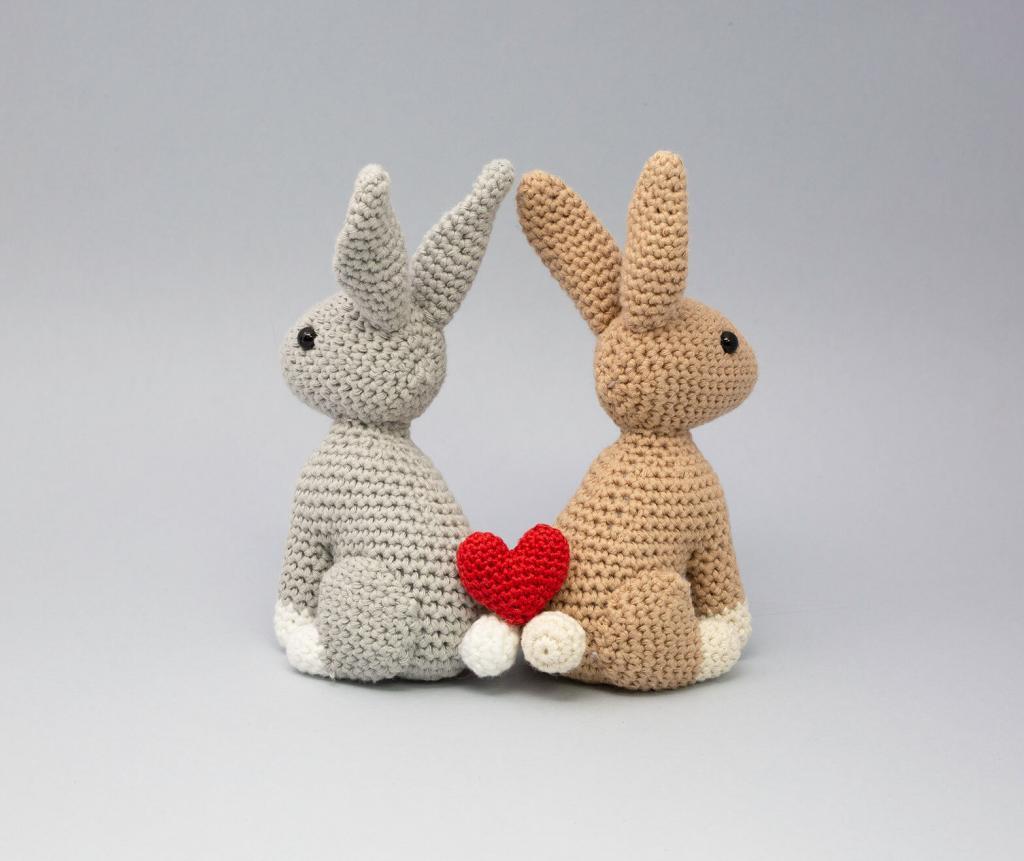 crochet bunnies with crochet heart